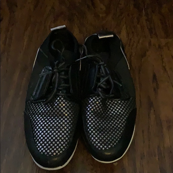 target black tennis shoes